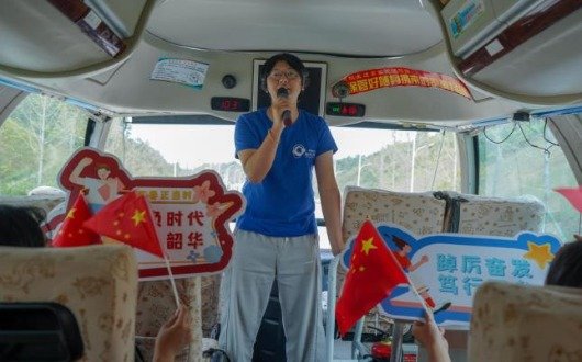 景德镇陶瓷大学:迎新生校车上的宣讲激励新生学子