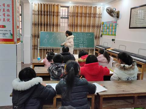 实践团成员为留守儿童讲课