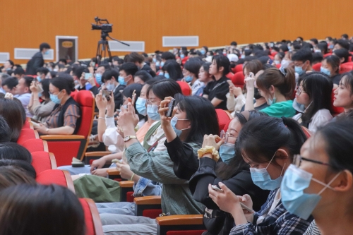 5、观众.jpg 5、观众.jpg