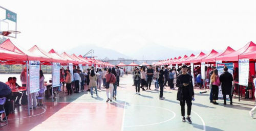 学生来到招聘会现场 耿嘉玉摄