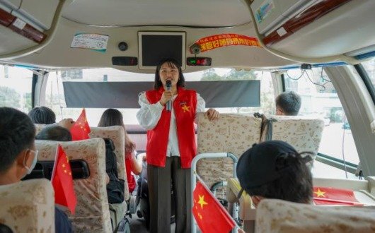 景德镇陶瓷大学:迎新生校车上的宣讲激励新生学子