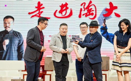 主创团队向学校赠送《觉醒年代》剧集U盘 主创团队向学校赠送《觉醒年代》剧集U盘