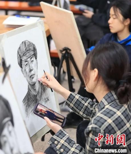 景德镇陶瓷大学的学生志愿者，正在为许起怡烈士画像。　景德镇陶瓷大学 供图