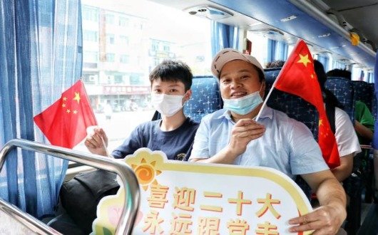 景德镇陶瓷大学:迎新生校车上的宣讲激励新生学子